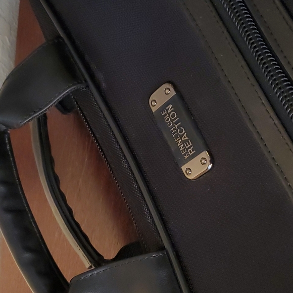 Kenneth Cole Reaction R-Tech Vinyl Laptop Case/Messenger Bag - Picture 10 of 10